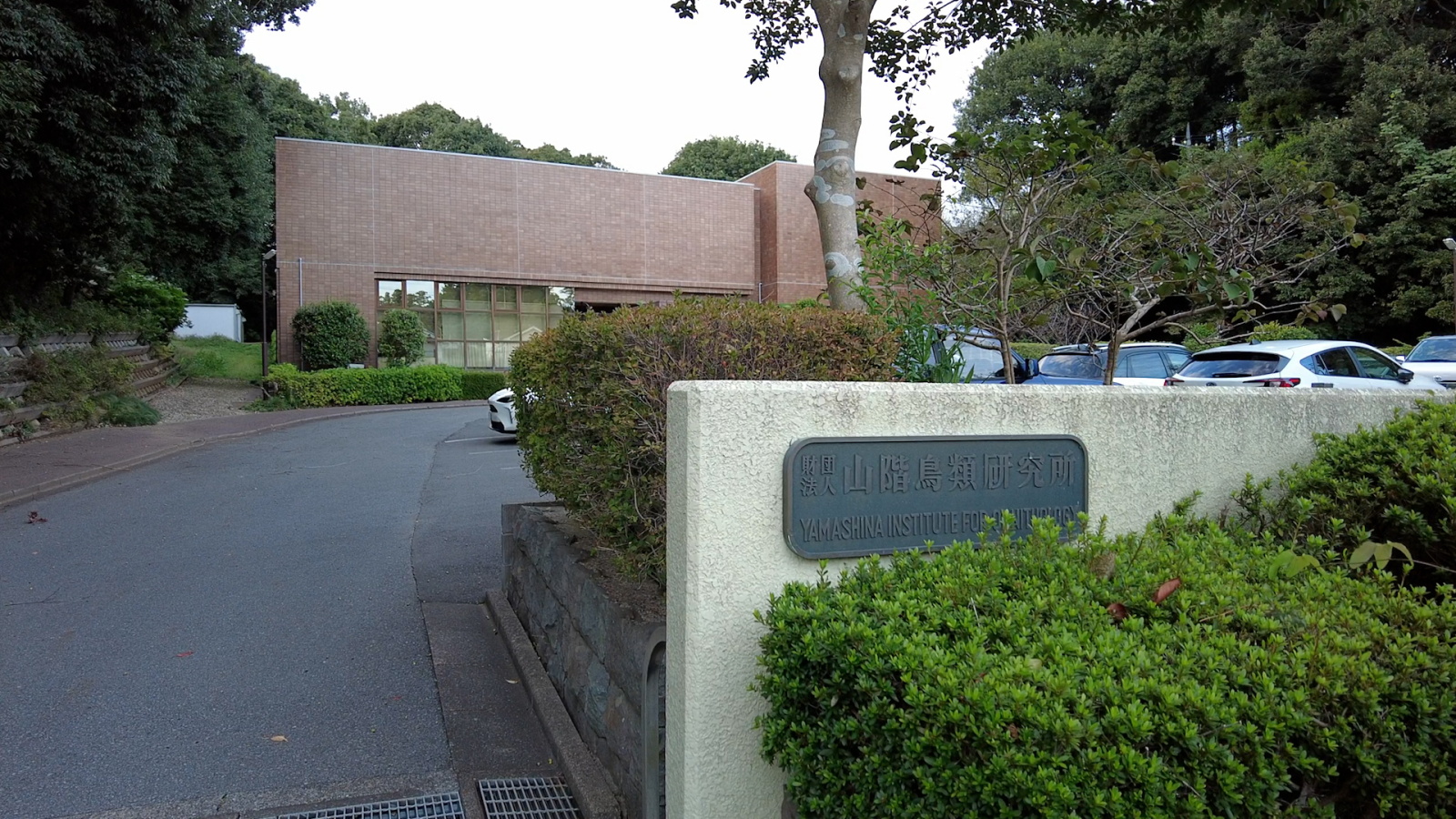 門からの外観風景