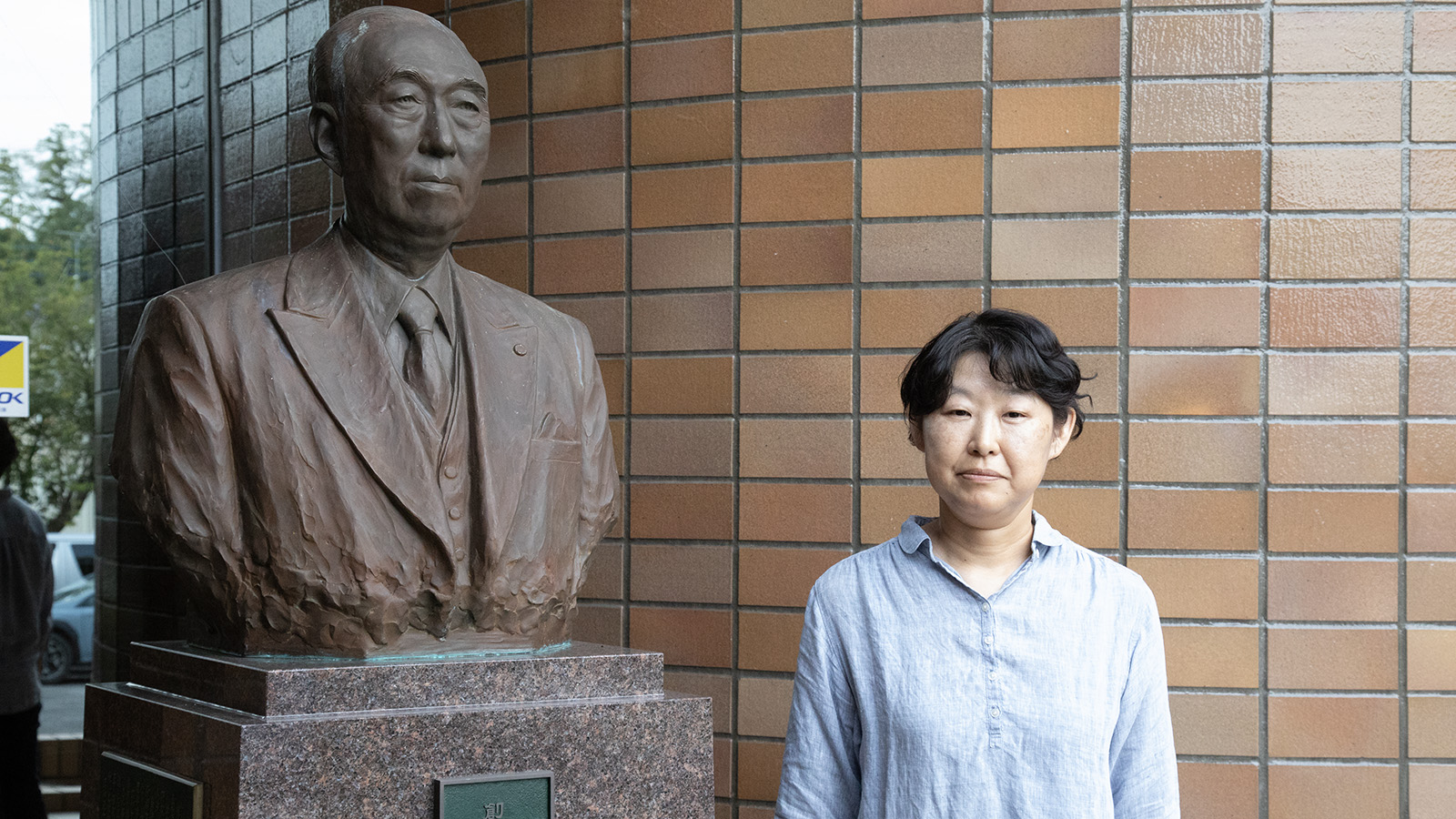 山階芳麿博士の胸像と小林さやか研究員